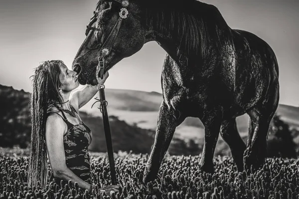 Porträt Frau und Pferd im Freien. Frau umarmt ein Pferd. — Stockfoto