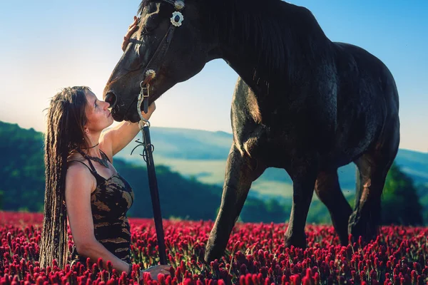 肖像画の女性と馬の屋外。馬を抱いている女. — ストック写真