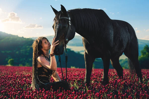 Mulher de retrato e cavalo ao ar livre. Mulher abraçando um cavalo. — Fotografia de Stock