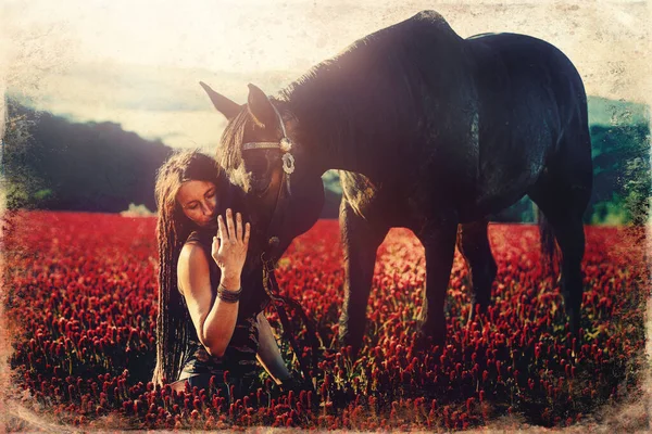 Retrato mulher e cavalo ao ar livre. Uma mulher a abraçar um cavalo. Efeito de foto antiga . — Fotografia de Stock