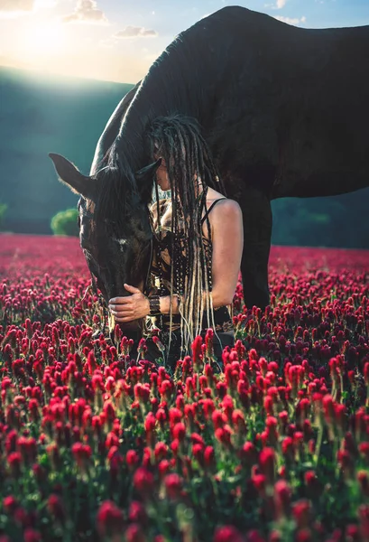 肖像画の女性と馬の屋外。馬を抱いている女. — ストック写真