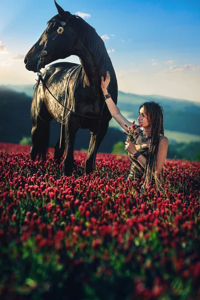 Портрет жінки і коня на відкритому повітрі. Жінка обіймає коня . — стокове фото