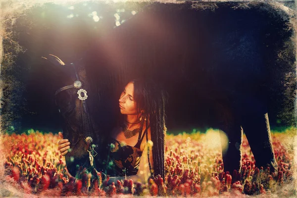 Portrait femme et cheval en plein air. Une femme étreignant un cheval. Ancien effet photo . — Photo