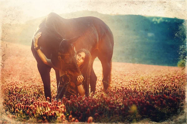 Retrato mulher e cavalo ao ar livre. Uma mulher a abraçar um cavalo. Efeito de foto antiga . — Fotografia de Stock
