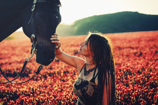 Portrait de femme et cheval à l'extérieur. Femme caressant un cheval. — Photo