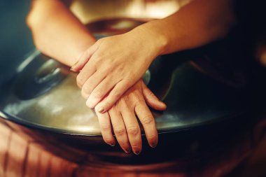 Doğada davul çalan güzel bir kadın.