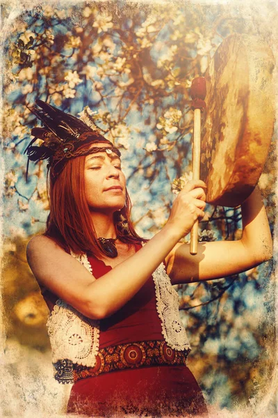 Hermosa Chica Chamánica Jugando Tambor Marco Chamán Naturaleza Antiguo Efecto —  Fotos de Stock