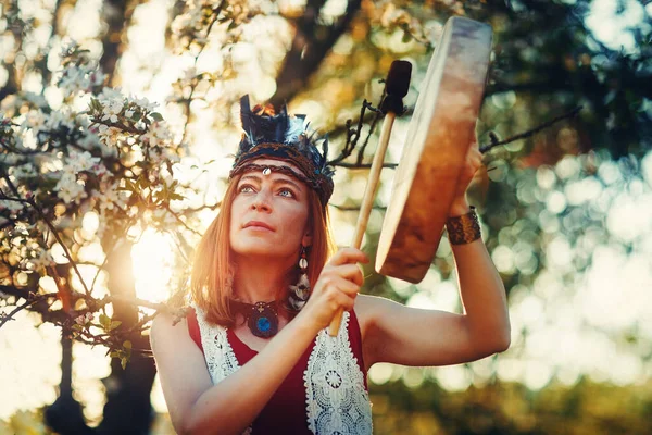 Mooi Sjamanistisch Meisje Spelen Sjamaan Frame Drum Natuur — Stockfoto