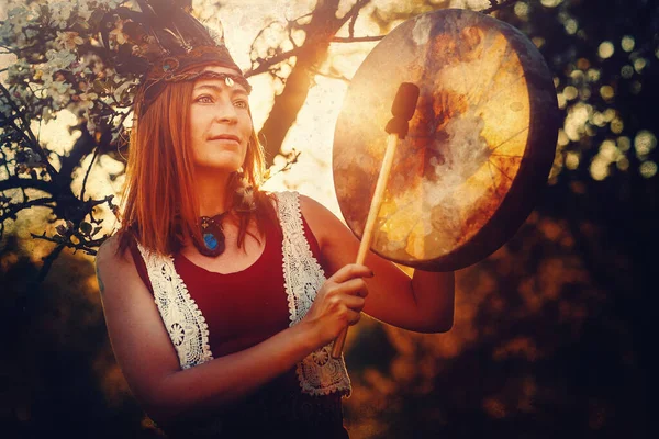 Bela Garota Xamânica Jogando Tambor Quadro Xamã Natureza — Fotografia de Stock