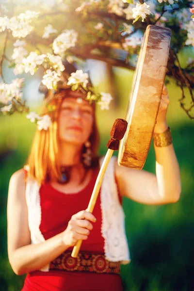 Vacker Shamansk Flicka Spelar Schaman Ram Trumma Naturen — Stockfoto