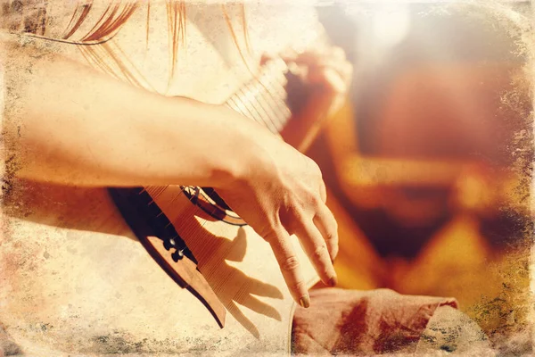 Mulher Tocando Com Guitarra Fundo Borrado Efeito Foto Antiga — Fotografia de Stock