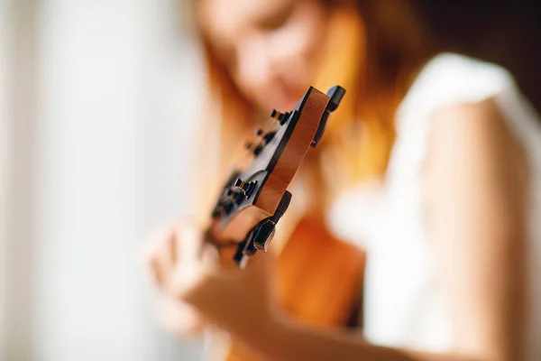 Donna Che Suona Con Chitarra Sfondo Sfocato — Foto Stock