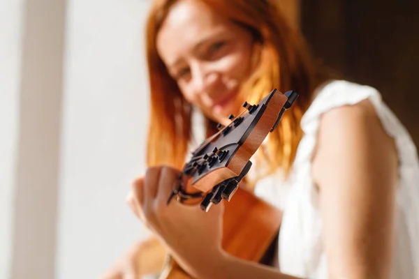Mujer Jugando Con Guitarra Fondo Borroso — Foto de Stock