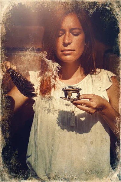 Encens Dans Une Main Femme Fumée Encens Sur Fond Flou — Photo