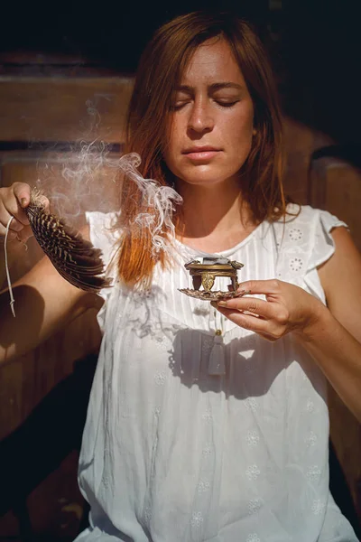 Incenso Una Mano Donna Fumo Incenso Sfondo Sfocato — Foto Stock