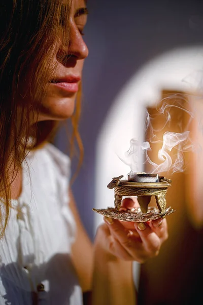 女性の手のお香や背景の煙 — ストック写真