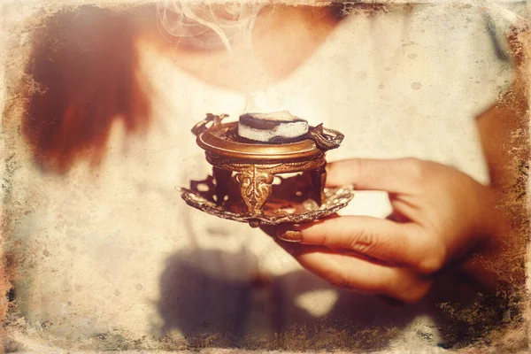 女性の手にお香を背景にお香の煙 古い写真効果 — ストック写真