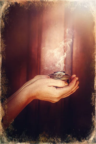 Incenso Una Mano Donna Fumo Incenso Uno Sfondo Nero Vecchio — Foto Stock