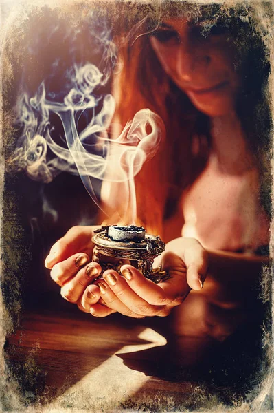 女性の手のお香黒い背景のお香の煙 古い写真効果 — ストック写真
