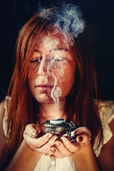Encens Dans Une Main Femme Fumée Encens Sur Fond Noir — Photo