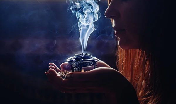 Incenso Mão Uma Mulher Fumaça Incenso Fundo Preto — Fotografia de Stock