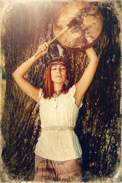 Krásný Šamanský Dívka Hrát Šaman Rám Buben Přírodě Starý Efect — Stock fotografie