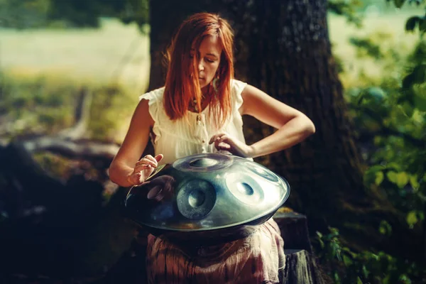 Hermosa Mujer Jugando Con Hangdrum Naturaleza — Foto de Stock