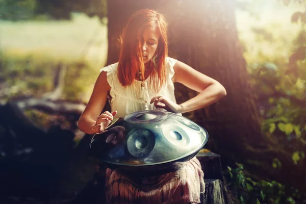 Hermosa Mujer Jugando Con Hangdrum Naturaleza — Foto de Stock