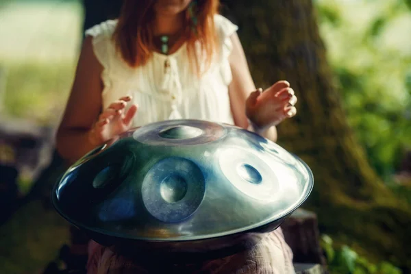 Hermosa Mujer Jugando Con Hangdrum Naturaleza — Foto de Stock