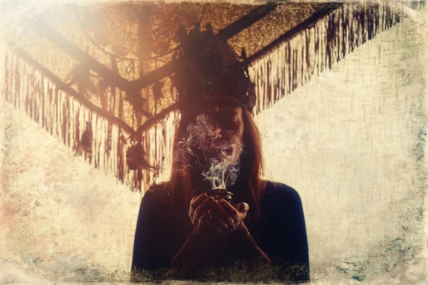 Wierook in de hand van een vrouw, wierook rook op een zwarte achtergrond. Oude foto-effect. — Stockfoto