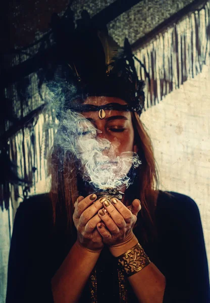 Θυμίαμα σε γυναικείο χέρι, θυμίαμα καπνού σε μαύρο φόντο. — Φωτογραφία Αρχείου