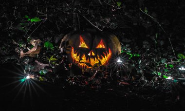 Cadılar Bayramı. Korkunç bir gülüyor bir kabak içinde yanan bir mum ile yüzüne oyulmuş