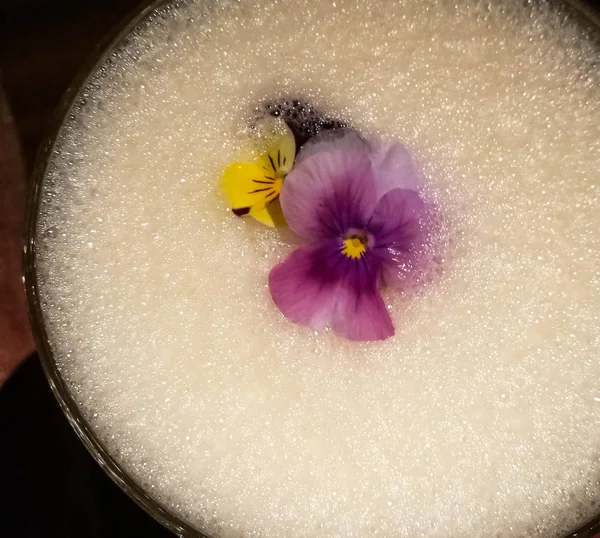 Immagine Schiuma Cocktail Alcolico Decorato Con Fiori Freschi — Foto Stock
