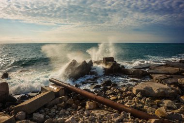 Kırım 'da Simeiz' de dalgalı güzel deniz manzarası