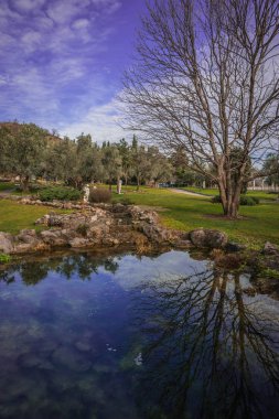 Gölü olan güzel bir manzara ve Kırım 'da sudaki yansımalar.