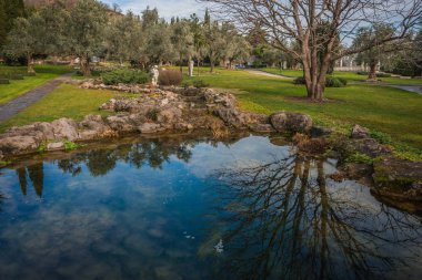 Gölü olan güzel bir manzara ve Kırım 'da sudaki yansımalar.