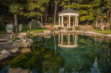 Kırım 'da gölü, arbayı ve sudaki yansımaları olan güzel bir manzara.