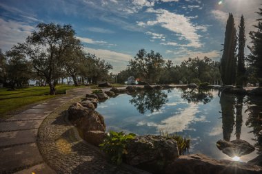 Gölü olan güzel bir manzara ve Kırım 'da sudaki yansımalar.