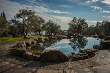 Gölü olan güzel bir manzara ve Kırım 'da sudaki yansımalar.