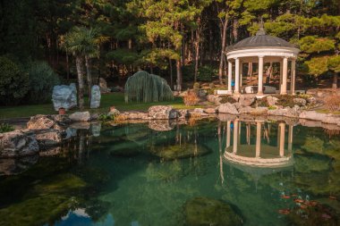 Kırım 'da gölü, arbayı ve sudaki yansımaları olan güzel bir manzara.