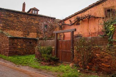 Sonbahar peyzaj kırmızı şehirlerinden birinde İspanya Villacorta