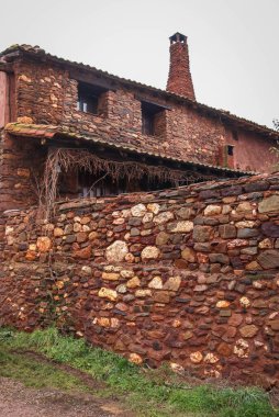 Sonbahar peyzaj kırmızı şehirlerinden birinde İspanya Madriguera