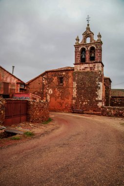 Sonbahar peyzaj kırmızı şehirlerinden birinde İspanya Madriguera