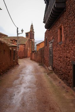 Sonbahar peyzaj kırmızı şehirlerinden birinde İspanya Madriguera