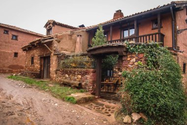 Sonbahar peyzaj kırmızı şehirlerinden birinde İspanya Madriguera