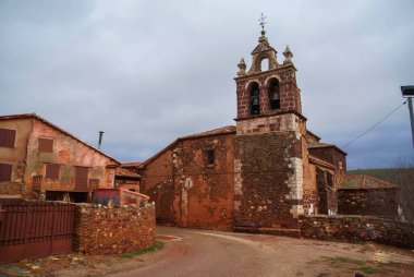 Sonbahar peyzaj kırmızı şehirlerinden birinde İspanya Madriguera