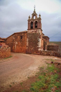 Sonbahar peyzaj kırmızı şehirlerinden birinde İspanya Madriguera