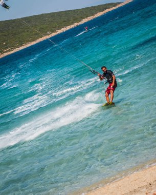 Marmari, Yunanistan - 24 Haziran 2012, gökyüzü-sörfçü Yunanistan Evia adada Marmari altın plajda oynarken altın kumsalda