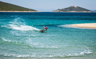 Marmari, Yunanistan - 24 Haziran 2012, gökyüzü-sörfçü Yunanistan Evia adada Marmari altın plajda oynarken altın kumsalda