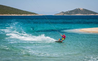 Marmari, Yunanistan - 24 Haziran 2012, gökyüzü-sörfçü Yunanistan Evia adada Marmari altın plajda oynarken altın kumsalda